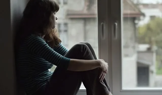 Γιατί η μοναξιά στην Ελλάδα χτυπάει “κόκκινο” – Τι αποκαλύπτει πολυεθνική μελέτη