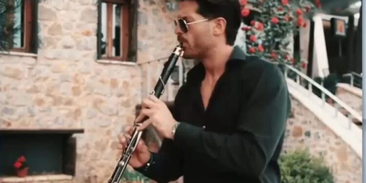 Έχασε δύο δάχτυλα από κροτίδα που εξερράγη στο χέρι του ο δεξιοτέχνης του κλαρίνου Α. Μουγκοπέτρος – Δικογραφία σε βάρος του