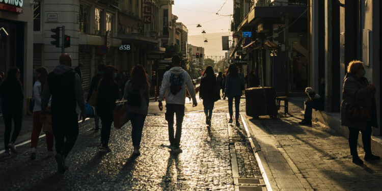 Έρευνα: Απαισιόδοξος, ανασφαλής και… δικτυωμένος ο Έλληνας του 2035