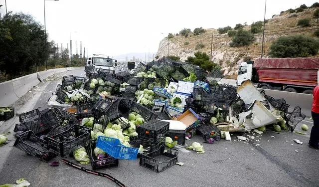 Ανατροπή νταλίκας στη Λεωφόρο Αθηνών – Αποκαταστάθηκε η κυκλοφορία