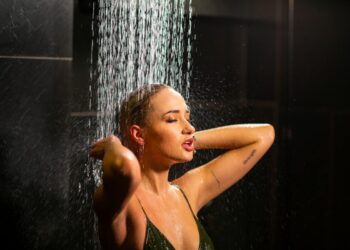 Η μελωδία της ευτυχίας: Το να τραγουδάς στο ντους κάνει καλό