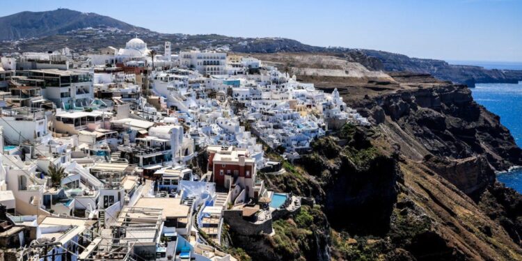Πλήγμα στην τουριστική κίνηση της Σαντορίνης – Βουτιά 34% στις αεροπορικές αφίξεις τον Απρίλιο