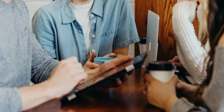 Μετά το «Youth Pass» έρχεται το «Market place» με εκπτώσεις και προσφορές για τους νέους