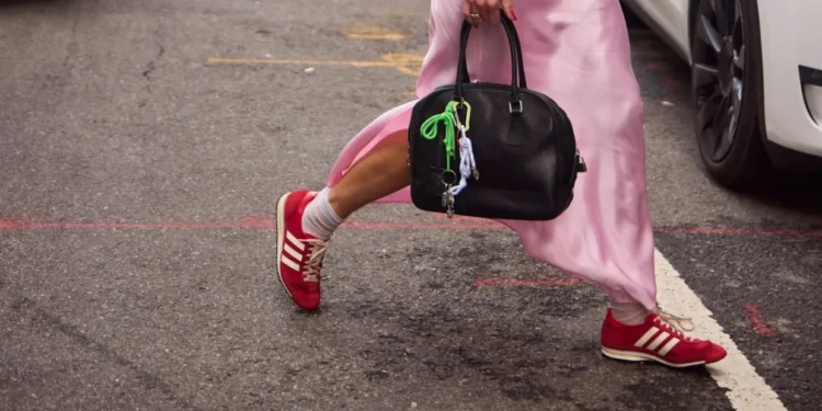 Φόρεμα με sneakers: Τώρα είναι η κατάλληλη στιγμή να φορέσεις αυτόν τον συνδυασμό