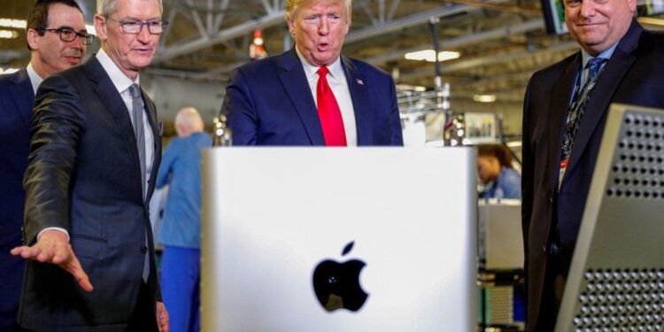 Η Apple και πάλι στο στόχαστρο του Τραμπ – Απειλή για δασμούς στα iPhone