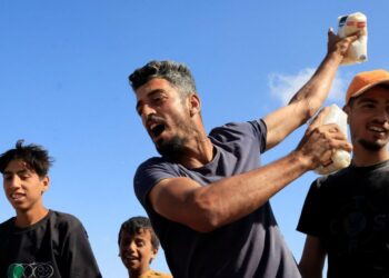 Γάζα: Χάος με την αμερικανική βοήθεια – Παλαιστίνιοι έσπασαν τα φράγματα – Ισραηλινά πυρά στους πεινασμένους