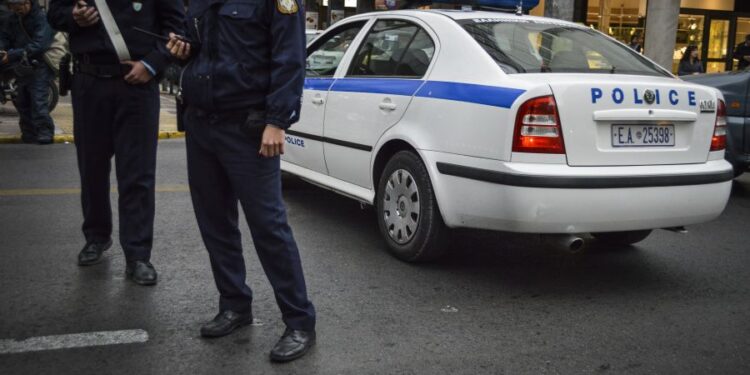 Αστυνομική επιχείρηση σε οκτώ κτηματολογικά γραφεία της Αττικής – Εννέα συλλήψεις