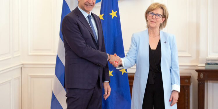 Συνάντηση Μητσοτάκη με την Επίτροπο Χρηματοοικονομικών Υπηρεσιών της ΕΕ – «Η Ελλάδα έχει αφήσει οριστικά πίσω της τα δύσκολα»