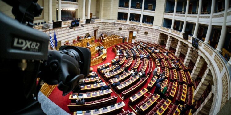 Θύελλα αντιδράσεων για την τροπολογία της «νύχτας» για την κατοχή αλλοδαπών εταιρειών από συζύγους πολιτικών