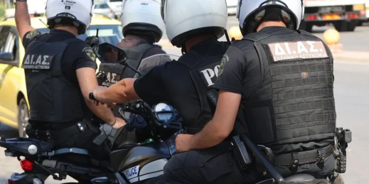 Τρεις συλλήψεις για διακίνηση ναρκωτικών έξω από σχολείο στον Άγιο Παντελεήμονα