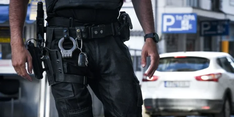 Προσποιούνταν τους διανομείς φυλλαδίων και έκλεβαν κινητά από καταστήματα