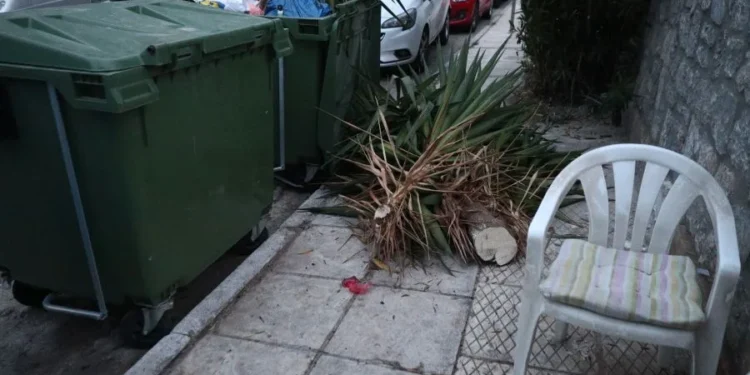 Ποινική δίωξη για έκθεση ανηλίκου σε κίνδυνο στη γιαγιά του βρέφους που βρέθηκε δίπλα σε κάδο