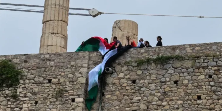 Ακρόπολη: Προσήχθησαν 12 άτομα που επιχείρησαν να ανοίξουν παλαιστινιακή σημαία