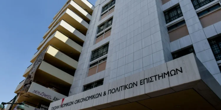 Επίθεση στη Νομική: Με κάμερες ασφαλείας και γενετικό υλικό ψάχνει η ΕΛΑΣ τα οκτώ άτομα