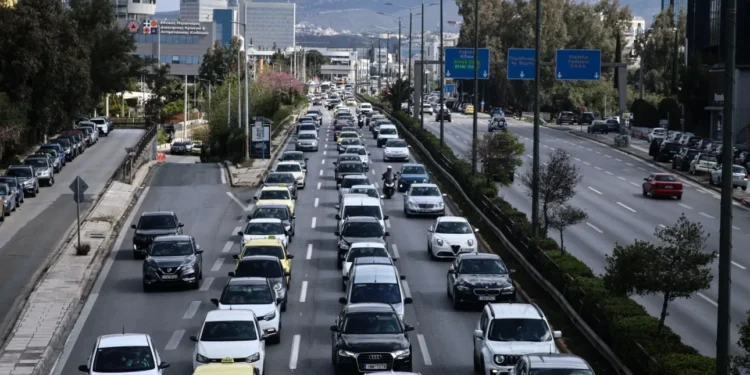 Κίνηση: Μποτιλιάρισμα στον Κηφισό – Χαμηλές ταχύτητες σε Αθήνα και Αττική Οδό