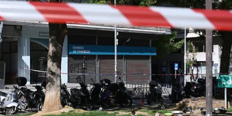 Έκρηξη στη Θεσσαλονίκη: Ψάχνουν να βρουν τον ενοικιαστή του Airbnb – Έφοδοι σε σπίτια από της ΕΛΑΣ