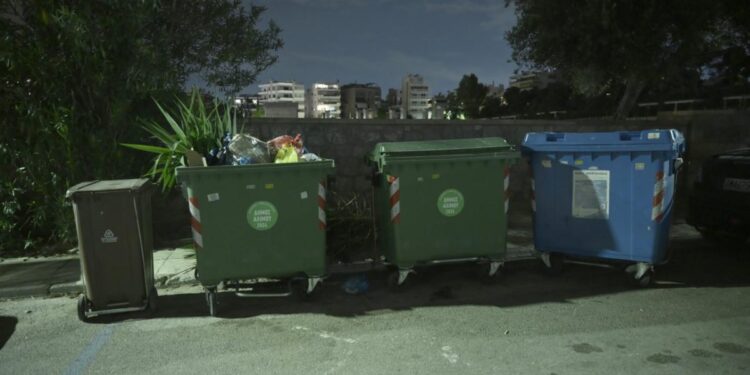 Άλιμος: Συνεχίζεται το θρίλερ με το μωρό που άρπαξαν από την Ομόνοια και το άφησαν σε κάδο σκουπιδιών