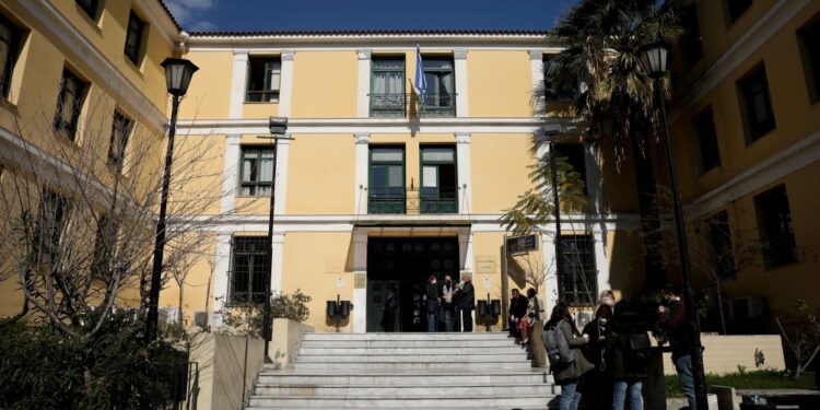 Στον Εισαγγελέα οι συλληφθέντες για τα επεισόδια στη Νομική