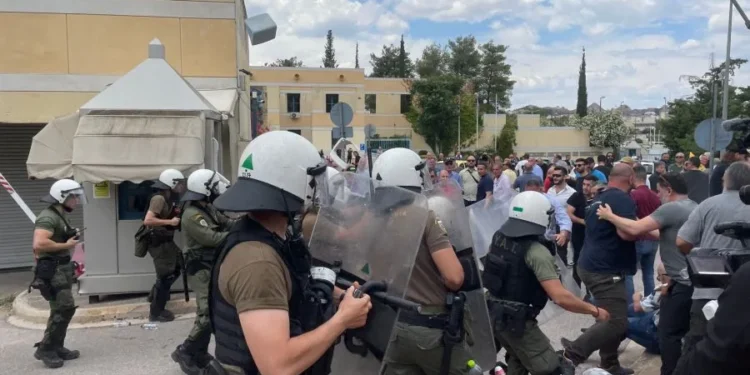 Στη Βουλή κατευθύνονται οι οδηγοί ταξί
