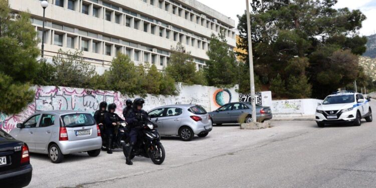Στο αυτόφωρο ο φοιτητής που χτύπησε την ιδιοκτήτρια του κυλικείου στην Πολυτεχνειούπολη