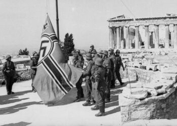 30 Μαΐου 1941: Ο Μ. Γλέζος και ο Λ. Σάντας κατέβασαν τη ναζιστική σημαία από την Ακρόπολη