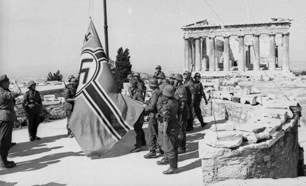 30 Μαΐου 1941: Ο Μ. Γλέζος και ο Λ. Σάντας κατέβασαν τη ναζιστική σημαία από την Ακρόπολη