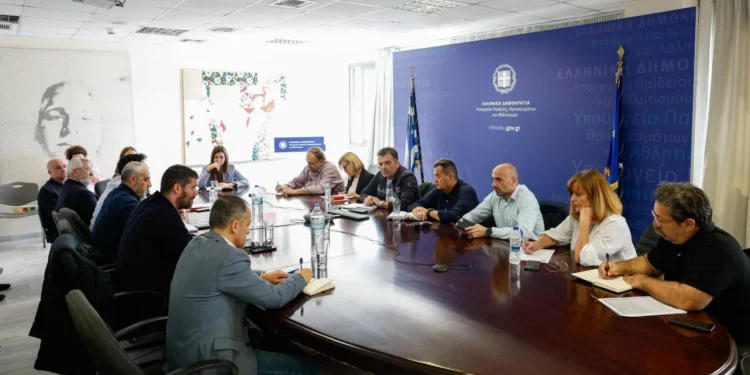 Ζαχαράκη σε ΔΟΕ: Δεν θα υπάρξει καμία υπαναχώρηση για την αξιολόγηση