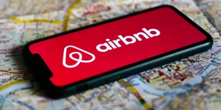 Airbnb: Στο στόχαστρο της ΑΑΔΕ – Έλεγχοι για αδήλωτα ακίνητα και κρυφά εισοδήματα