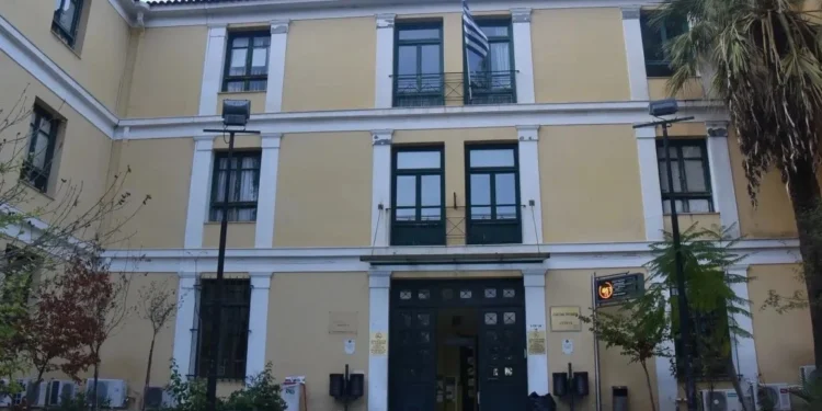 Στον ανακριτή οδηγείται ο άνδρας που ερευνάται για την υπόθεση δωροδοκίας Αρεοπαγίτη