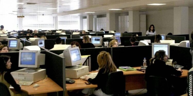 Στο τραπέζι η άρση μονιμότητας στο δημόσιο από τον Χατζηδάκη