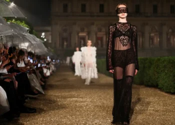 Dior Cruise 2026: Βροχή, ρομαντισμός και υψηλή ραπτική στην Αιώνια Πόλη
