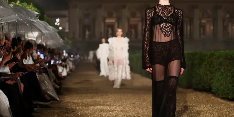 Dior Cruise 2026: Βροχή, ρομαντισμός και υψηλή ραπτική στην Αιώνια Πόλη