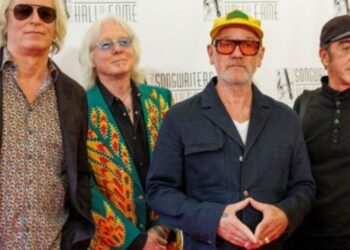 R.E.M. επανακυκλοφορούν το πρώτο τους τραγούδι για να στηρίξουν το Radio Free Europe