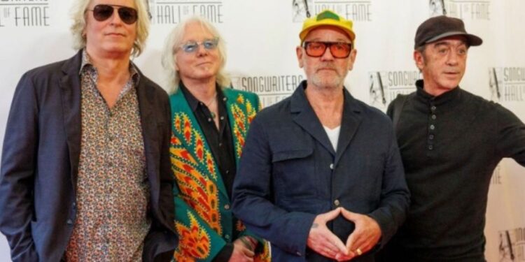 R.E.M. επανακυκλοφορούν το πρώτο τους τραγούδι για να στηρίξουν το Radio Free Europe