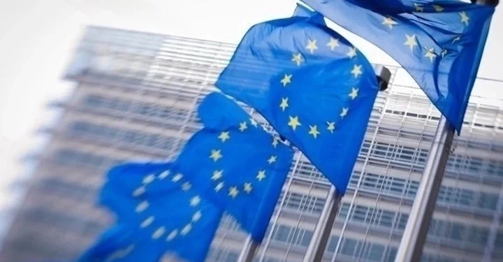 FT: Η ΕΕ ετοιμάζει δασμούς κατά της Ρωσίας εάν ο Όρμπαν μπλοκάρει τις κυρώσεις