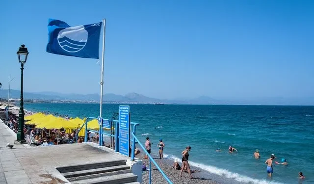 Γαλάζιες σημαίες: Ξανά δεύτερη η Ελλάδα με 623 βραβευμένες ακτές