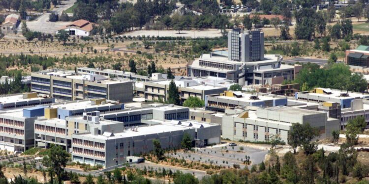 Ένταση στην Πολυτεχνειούπολη μετά από επίθεση 15 κουκουλοφόρων – Μία τραυματίας
