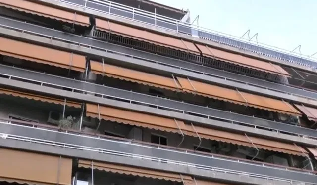 Τραγωδία στην Καλλιθέα: Πέθανε η 7χρονη που πέρασε μέσα από τζαμαρία