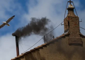 Κονκλάβιο: Μαύρος καπνός ξανά – Άκαρπη και η τρίτη ψηφοφορία για την εκλογή του Πάπα