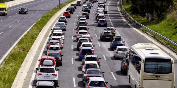 «Το 60% των εργαζομένων μετακινούνται με ΙΧ, ταξί ή δίκυκλο» – Τι αποκαλύπτει πανελλαδική έρευνα για το κυκλοφοριακό