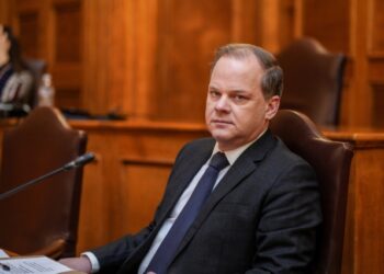 Τέμπη: Μία συν μία προτάσεις προανακριτικής για τον Καραμανλή