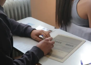 Πανελλήνιες 2025: Μη αναμενόμενο το θέμα της Νεοελληνικής Γλώσσας αλλά κοντά στις εμπειρίες των υποψηφίων