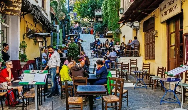 Guardian: Ελληνικός Τουρισμός: “Αγνοούνται” 80.000 εργαζόμενοι