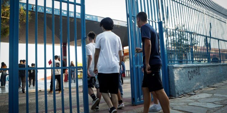 Λύκεια: «Έπεσε» η Τράπεζα Θεμάτων – Προβλήματα στα σχολεία λίγο πριν τις σημερινές ενδοσχολικές εξετάσεις