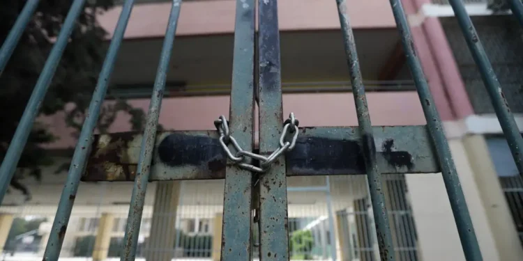Θεσσαλονίκη: Πέντε τραυματίες σε άγρια συμπλοκή εξωσχολικών με μαθητές σε σχολείο – Μπήκαν σε τάξη με ρόπαλα