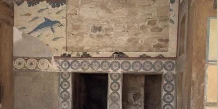 Απομάκρυνση θραυσμάτων του αντιγράφου της τοιχογραφίας των Δελφινιών στην Κνωσό