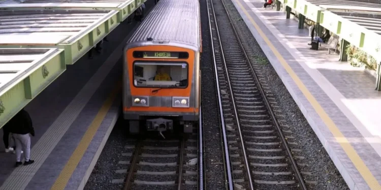 Συναγερμός στον ΗΣΑΠ: Επιβάτες περπατούσαν στις γραμμές του τρένου – Διακοπή δρομολογίων