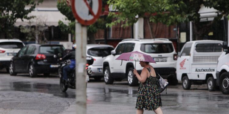 Καιρός: Μίνι φθινόπωρο με βροχές και καταιγίδες