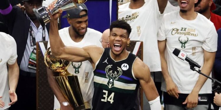 ESPN: «Ο Αντετοκούνμπο θα εξερευνήσει τις επιλογές του εκτός Μιλγουόκι»