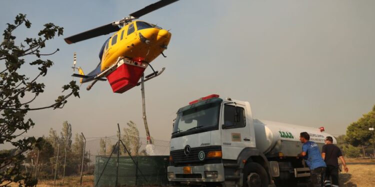 Φωτιά στην Ανάβυσσο – Μήνυμα 112 για εκκένωση προς Αθήνα – Σηκώθηκαν εναέρια μέσα